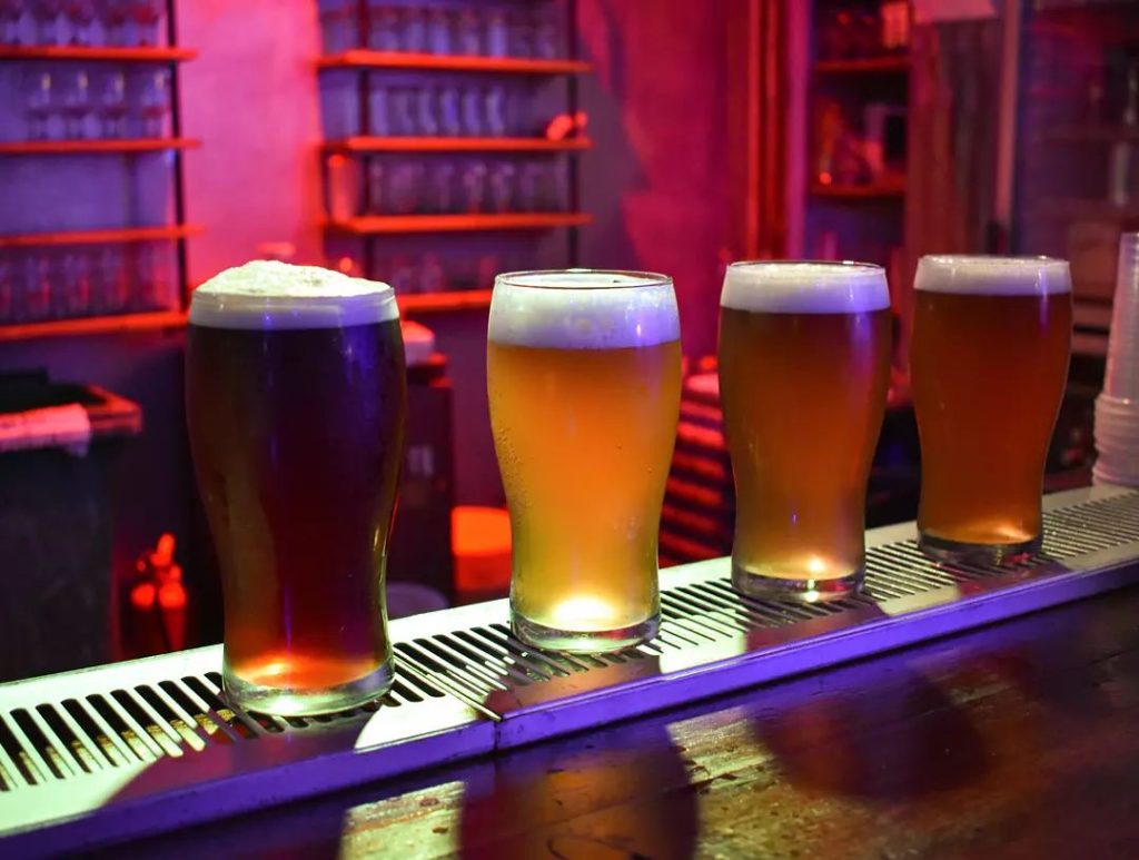 bebidas y comidas en el molino rojo